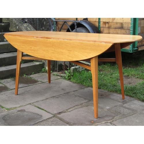 2703 - A good quality vintage drop leaf dining table raised on four tapering splay supports, 165 cm in leng... 