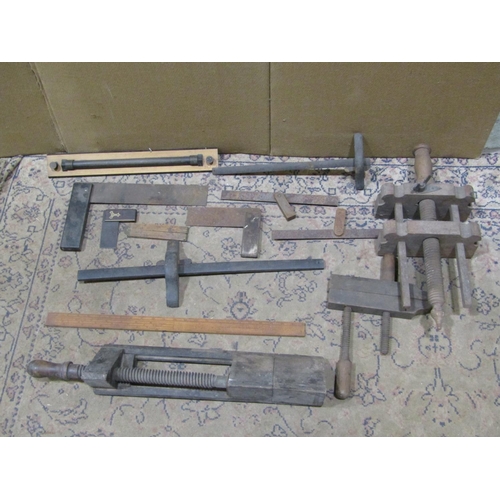 2149 - A small collection of vintage woodworking wooden clamps/vices, etc