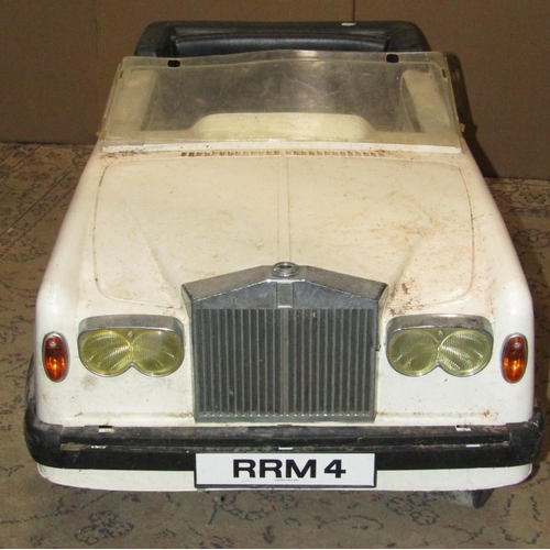 2176 - A Child's battery powered scale model toy pedal type car in the form of a Rolls Royce (lacks battery... 