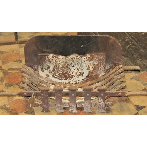 2083 - A Georgian cast iron and brass serpentine front fire basket with urn finials, 69 cm (full width) x 7... 