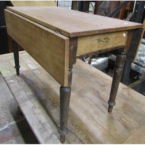 2626 - A Victorian drop leaf kitchen table in pine enclosing a single frieze drawer on turned supports 107 ... 