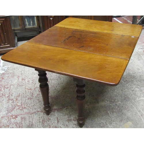 2634 - A 19th century mahogany drop leaf dining table on four turned supports, the top with swivel action t... 