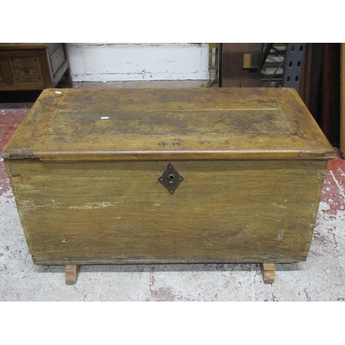 2639 - An antique oak coffer with rising lid, iron work handles and sledge feet 1metre wide