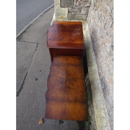 2655 - A reproduction Georgian style mahogany bow fronted chest of drawers on bracket supports, 62 cm wide,... 