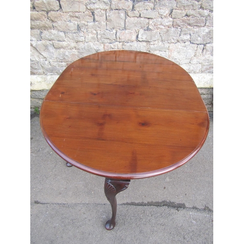 2657 - A Queen Ann style mahogany drop leaf table raised on four shaped supports with shell carved knees, 1... 