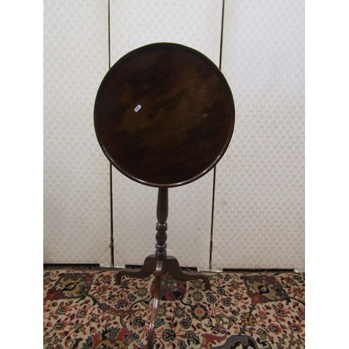 2733 - A dainty Georgian walnut dished top occasional table, the circular top 47cm diameter, raised on a sl... 