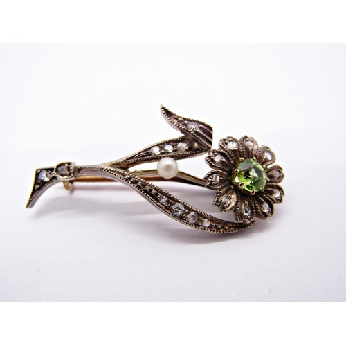 1368 - Edwardian flower brooch set with rose-cut diamonds, chrysoprase and a pearl in bi-colour metal, 3.9c... 