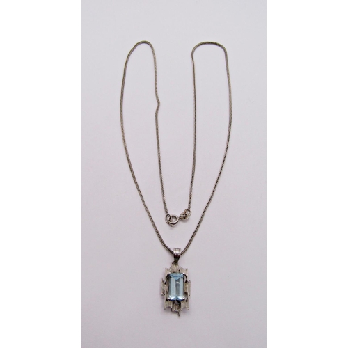 1396 - 14ct white gold aquamarine pendant necklace in the brutalist style, 6.9g