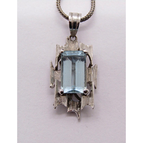 1396 - 14ct white gold aquamarine pendant necklace in the brutalist style, 6.9g