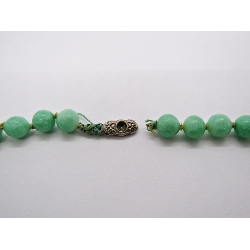 1435 - Jade coloured bead necklace (af)