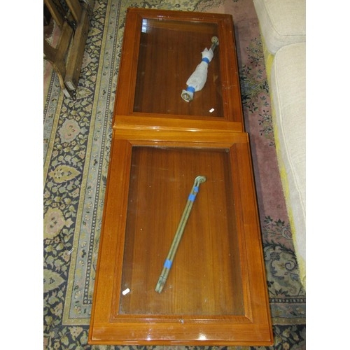 2664 - A pair of high polished teakwood table top display cabinets with plate glass tops, 86 cm wide x 15 c... 