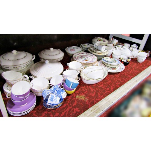 1127 - A large collection of tablewares to include porcelain dinner plates with chinoiserie detail, various... 