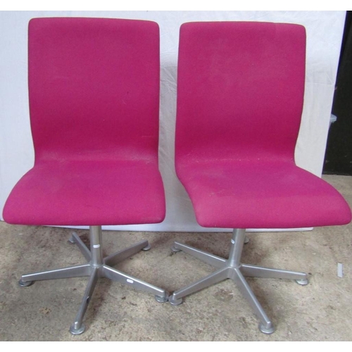 215 - ARNE JACOBSEN FOR FRITZ HANSEN: A PAIR OF “OXFORD” E1107 CHAIRS, c.2002, label to base, 91cm high x ... 