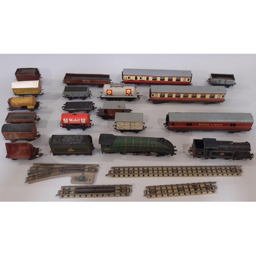 332 - Collection of unboxed 00 gauge Hornby  railway items including 4-6-2 'Mallard' locomotive with tende... 