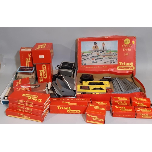 324 - Collection of Triang railway models including Goods Train Set box with some original contents, a die... 