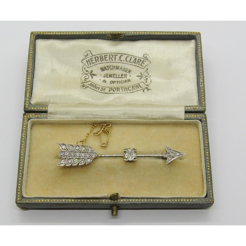 1283 - Fine antique diamond set arrow brooch with millegrain setting, largest diamond 6 x 5mm approx, in bi... 