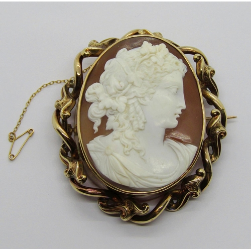 1297 - 19th century cameo brooch depicting a classical maiden with fruiting vines in her hair, with scrolli... 