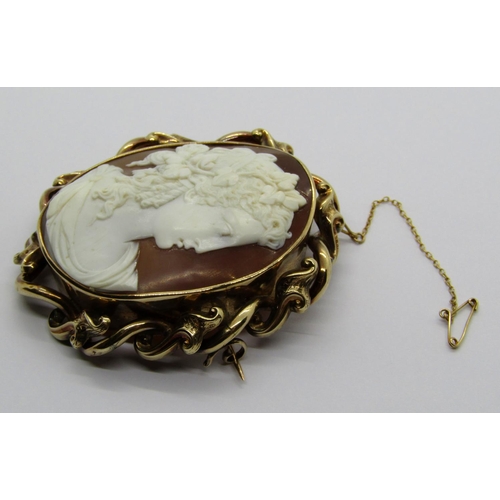 1297 - 19th century cameo brooch depicting a classical maiden with fruiting vines in her hair, with scrolli... 