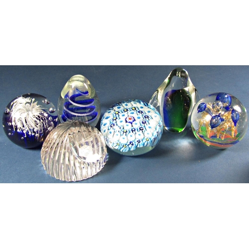 1167 - A collection of sixteen modern paperweights, including a pair of apples, a purple heart all signed G... 