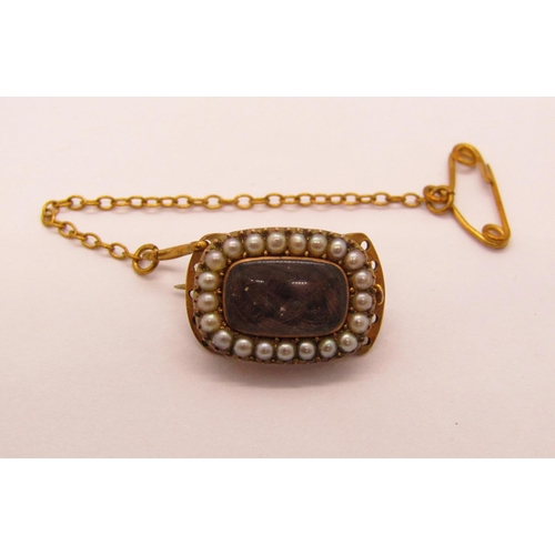 1336 - Georgian yellow metal mourning clasp containing plaited hair within seed pearl surround, inscribed '... 