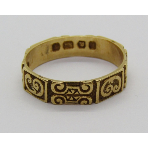 1321 - 18ct ring with decorative scrolled detail, maker 'GB', London 1928, size I/J, 2.3g