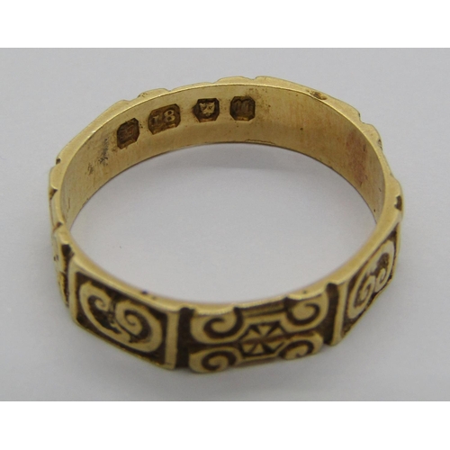 1321 - 18ct ring with decorative scrolled detail, maker 'GB', London 1928, size I/J, 2.3g