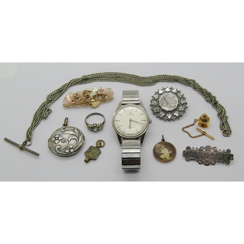 1400 - Mixed lot of jewellery to include a Victorian silver 'Caroline' brooch, an Art Nouveau style silver ... 