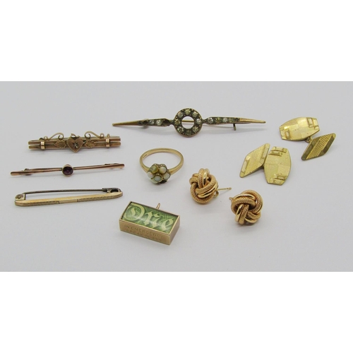 1348 - Group of 9ct jewellery comprising a diamond set sweetheart brooch, a further garnet brooch, pair of ... 