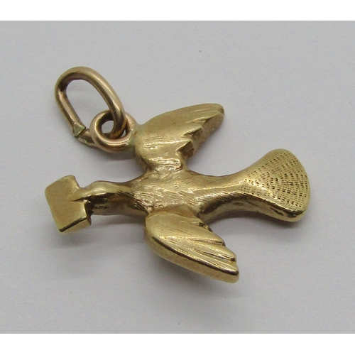 1351 - 9ct charm in the form of a dove carrying a letter, 3.6g