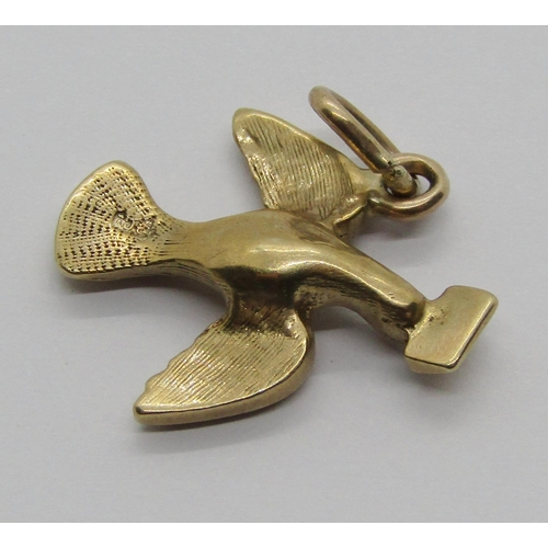 1351 - 9ct charm in the form of a dove carrying a letter, 3.6g