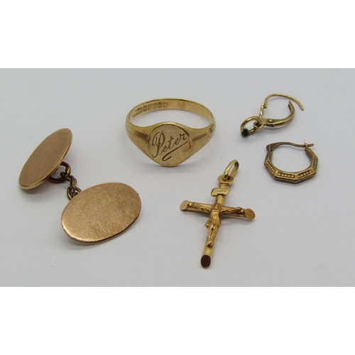 1353 - Group of 9ct jewellery to include a single cufflink, a signet ring inscribed 'Peter' to the exterior... 
