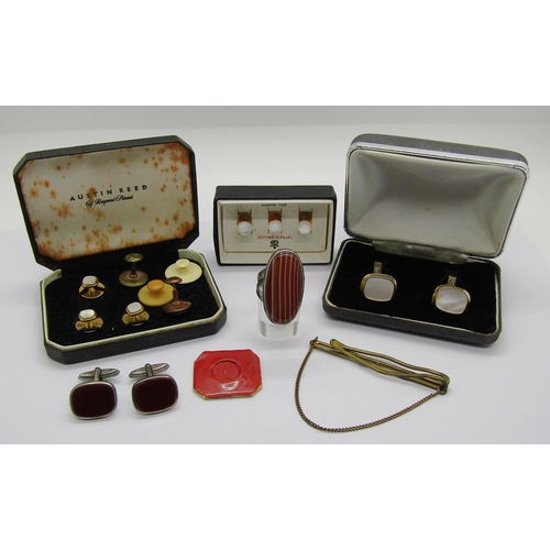 1399 - White metal banded agate dress ring, plus a pair of silver cufflinks and a selection of further cuff... 