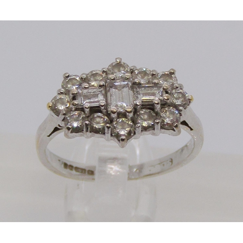 1389 - 18ct vari-cut diamond cluster ring, London 1992, size H/I, 3g