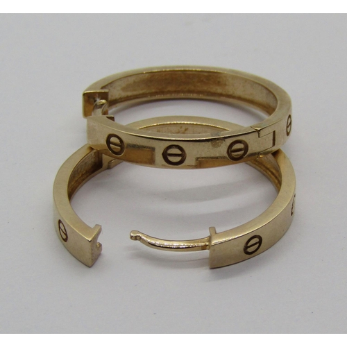 1375 - Pair of Cartier style 9ct hoop earrings, 4.6g (af - catch on one needs attention)