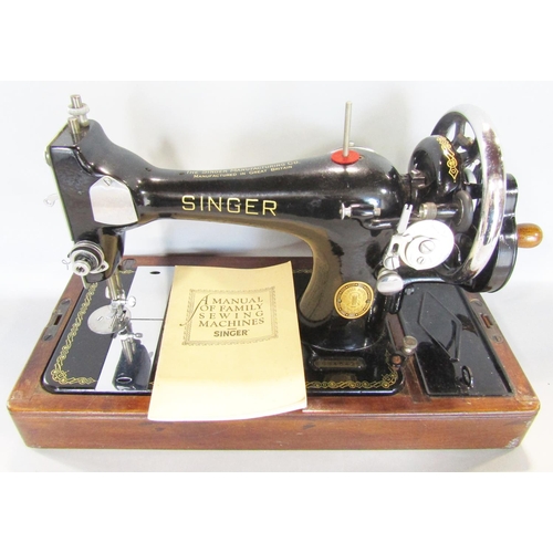 1571 - A vintage Singer sewing machine in a domed travelling case