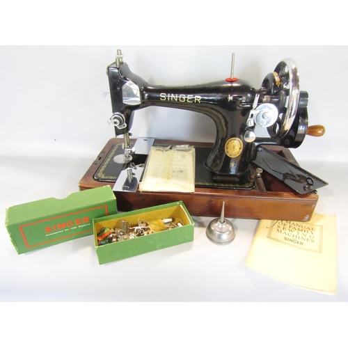 1571 - A vintage Singer sewing machine in a domed travelling case