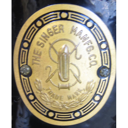 1571 - A vintage Singer sewing machine in a domed travelling case