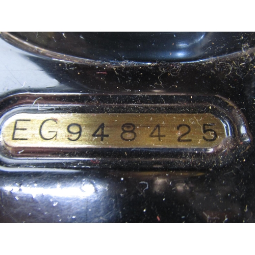 1571 - A vintage Singer sewing machine in a domed travelling case