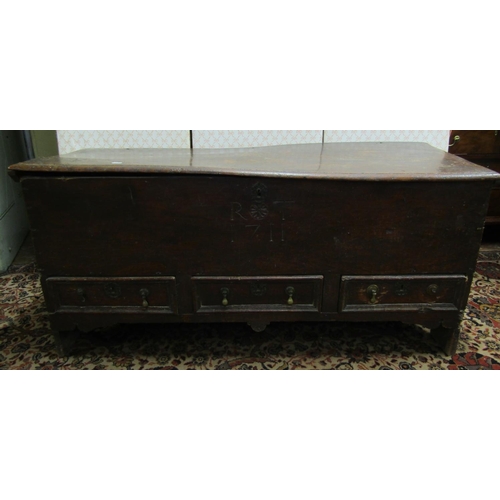 2629 - 18th century elm countrymade mule chest with rising lid over three frieze drawers, monogrammed RT, 1... 