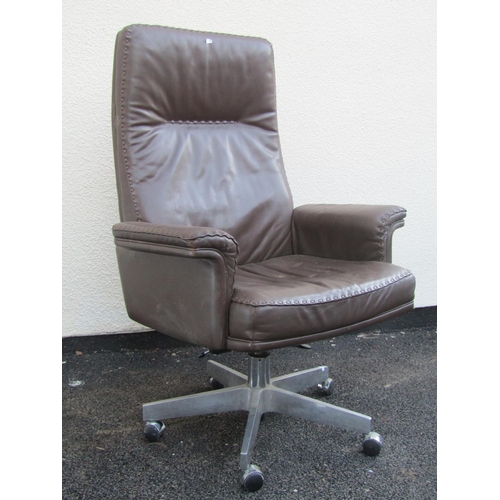 2542 - A vintage office chair by Ring Mekanikk (Norwegian) with leather upholstery on a swivel chrome base