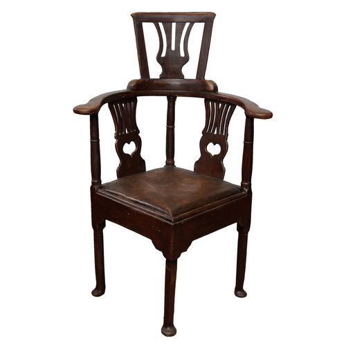 2585 - Mid-18th century countrymade corner chair in elm, with original painted grained finish, set on four ... 