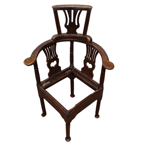 2585 - Mid-18th century countrymade corner chair in elm, with original painted grained finish, set on four ... 