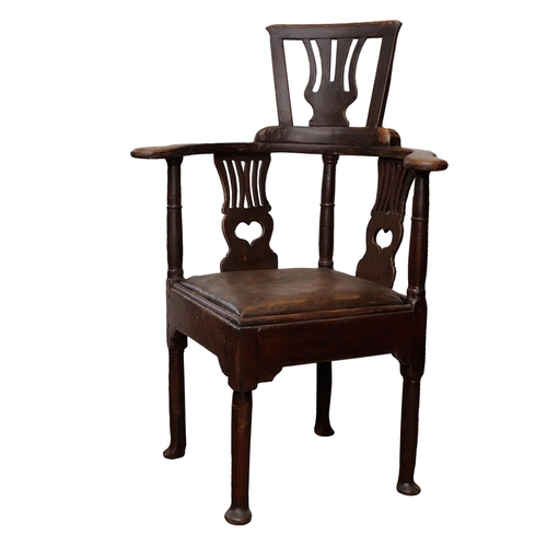 2585 - Mid-18th century countrymade corner chair in elm, with original painted grained finish, set on four ... 