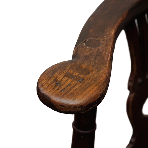 2585 - Mid-18th century countrymade corner chair in elm, with original painted grained finish, set on four ... 