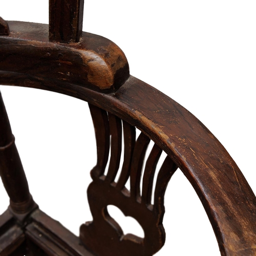 2585 - Mid-18th century countrymade corner chair in elm, with original painted grained finish, set on four ... 