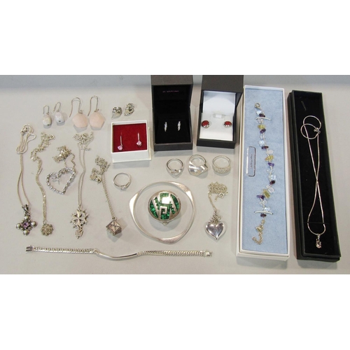 1411 - Mixed collection of silver jewellery to include a cube pendant in the style of Tiffany & Co. Atlas C... 