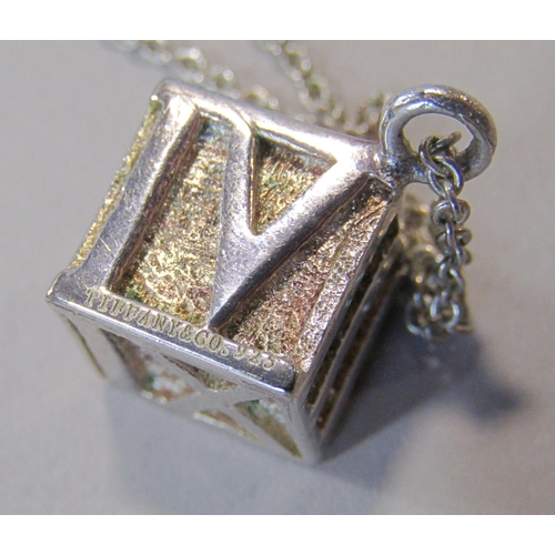 1411 - Mixed collection of silver jewellery to include a cube pendant in the style of Tiffany & Co. Atlas C... 