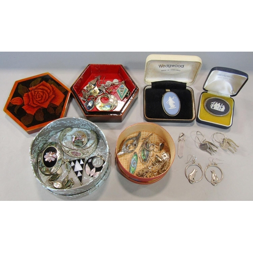 1417 - Collection of silver and white metal jewellery to include two boxed Wedgwood Jasperware brooches, Ar... 