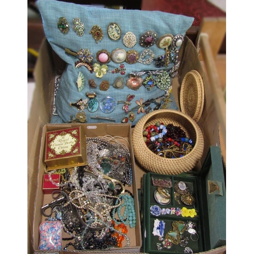 1423 - Collection of costume jewellery to include numerous vintage brooches, bead necklaces, etc