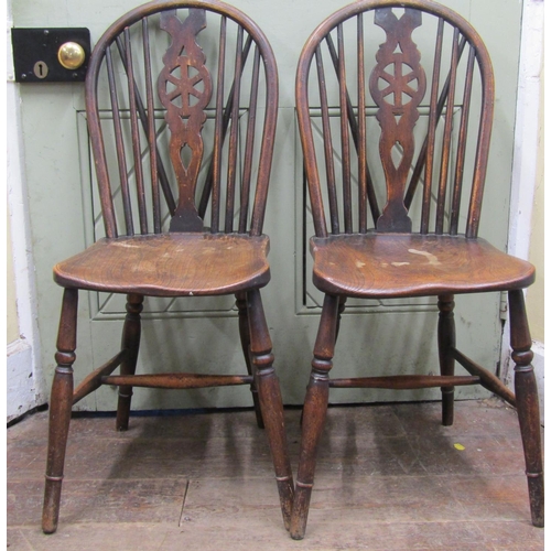 2642 - A set of six (4+2) Windsor wheel back dining chairs principally in ash with elm seats, on turned sup... 